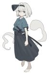  1girl barefoot black_bow black_hairband black_hakama bow chinese_text expressionless feet full_body garasuno grey_eyes grey_hair hair_intakes hairband hakama hakama_skirt heel_up highres japanese_clothes katana kimono konpaku_youmu konpaku_youmu_(ghost) looking_at_viewer muted_color no_nose scabbard sheath short_hair short_sleeves simplified_chinese_text skirt solo sword tachi_(weapon) toes touhou wakizashi weapon white_background 