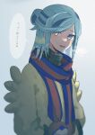  1boy 217_shion_407 aqua_eyes aqua_hair blue_scarf blurry breath commentary_request depth_of_field eyelashes grey_background grusha_(pokemon) hands_in_pockets highres jacket looking_at_viewer male_focus open_mouth poke_ball_print pokemon pokemon_sv ribbed_sweater scarf smile solo speech_bubble striped striped_scarf sweater sweater_under_jacket translation_request turtleneck turtleneck_sweater upper_body yellow_jacket 