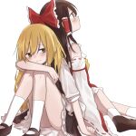  2girls arm_on_knee ascot black_footwear blonde_hair blush bow brown_hair closed_mouth commentary detached_sleeves frilled_bow frilled_hair_tubes frills hair_bow hair_tubes hakurei_reimu inuko_(ink0425) kirisame_marisa long_hair mary_janes multiple_girls no_headwear red_bow ribbon-trimmed_sleeves ribbon_trim shoes simple_background sitting smile socks touhou white_background white_socks yellow_ascot yellow_eyes yuri 