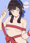  1girl blue_background blue_hairband blue_ribbon blunt_sidelocks blush breasts brown_hair closed_mouth commentary_request freckles french_text fuminomino green_eyes hair_ribbon hairband highres kantai_collection long_hair looking_at_viewer mogador_(kancolle) naked_ribbon ribbon sidelocks simple_background smile solo speech_bubble upper_body v 