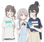 3girls ? amamiya_satsuki_(mono) bag black_hair black_ribbon blue_dress blue_shirt brown_hair commentary cowboy_shot dress grabbing_another&#039;s_arm green_shorts grey_hair grey_shirt hair_between_eyes hair_bun hand_on_own_chin holding holding_bag holding_phone kiriyama_an long_hair looking_at_phone mono_(afro) multiple_girls neck_ribbon phone pinafore_dress pointing ponytail print_shirt purple_eyes red_eyes ribbon shikishima_sakurako shiroshi_(denpa_eshidan) shirt shorts shoulder_bag side_ponytail sidelocks simple_background single_hair_bun skirt sleeveless sleeveless_dress swept_bangs symbol-only_commentary t-shirt thinking white_background yellow_skirt yuri 