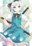  1girl black_hairband blue_eyes closed_mouth commentary_request cowboy_shot green_skirt green_vest hairband hands_on_own_hips highres konpaku_youmu konpaku_youmu_(ghost) looking_at_viewer shirt short_hair short_sleeves skirt smile solo straight-on sword sword_on_back touhou uumaru vest weapon weapon_on_back white_hair white_shirt 