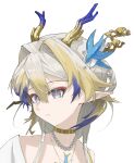  1girl ambience_synesthesia arknights blonde_hair blue_eyes chinese_commentary choker commentary dragon_girl dragon_horns eyeliner grey_hair hair_between_eyes hair_intakes hair_ornament highres horns jewelry long_hair m1zi makeup multicolored_hair necklace official_alternate_costume parted_lips pearl_necklace pointy_ears portrait purple_hair red_eyeliner shu_(arknights) shu_(bingwenyuyou)_(arknights) simple_background solo turning_head white_background yellow_choker 