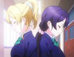  2girls animated animated_gif ayase_eli back_to_back blonde_hair blue_eyes green_eyes looking_at_each_other love_live!_school_idol_project lowres multiple_girls ponytail purple_hair school_uniform toujou_nozomi twintails 