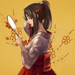  adjusting_hair bad_id bad_pixiv_id brown_eyes brown_hair forehead_protector japanese_clothes kimono meno_(pixiv) mirror mouth_hold ponytail sekaiju_no_meikyuu sekaiju_no_meikyuu_3 shogun_(sekaiju) solo 