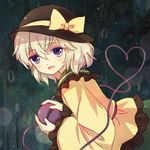  bad_id bad_pixiv_id black_hat bow eyeball frilled_sleeves frills green_background grey_hair hat hat_bow heart heart-shaped_pupils heart_of_string holding komeiji_koishi lilith_(lilithchan) platinum_blonde_hair short_hair smile solo string symbol-shaped_pupils third_eye touhou wide_sleeves yellow_bow 