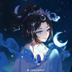  1girl bare_shoulders beads black_hair black_sky blue_eyes blue_eyeshadow blue_hanfu chinese_clothes chinese_commentary commentary_request crescent crescent_brooch crescent_earrings crescent_hair_ornament crown earrings eyelashes eyeshadow grin hagoromo hair_beads hair_ornament hair_ribbon hanfu highres jewelry lipstick long_sleeves looking_at_object makeup moonlit_reflection_(shining_nikki) night nikki_(series) off_shoulder outdoors petals pointy_nose red_lips ribbon shawl shi_sheide_lanlan_zai_a shining_nikki short_hair sky sleeves_past_fingers sleeves_past_wrists smile snowing solo updo upper_body watermark weibo_watermark 