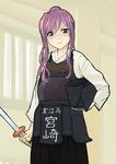  bamboo_blade black_hakama bougu hakama japanese_clothes kendo long_hair looking_at_viewer miyazaki_miyako pink_hair purple_eyes purple_hair shinai shuusou_showa solo standing sword weapon 