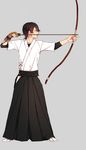  aiming archery arrow bow_(weapon) brown_hair drawing_bow full_body gloves grey_background hakama holding holding_arrow holding_bow_(weapon) holding_weapon horikawa_kunihiro japanese_clothes kyuudou male_focus outstretched_arm partly_fingerless_gloves profile simple_background single_glove solo standing tabi touken_ranbu weapon yugake yugake_(mrnmrm) 