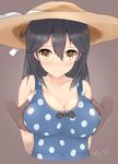 2015 ahoge black_hair blue_swimsuit breast_grab breasts brown_background brown_eyes cleavage dated grabbing grabbing_from_behind hat kantai_collection kuavera large_breasts long_hair one-piece_swimsuit polka_dot polka_dot_swimsuit simple_background solo_focus sun_hat swimsuit twitter_username ushio_(kantai_collection) 