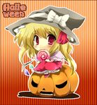  alternate_headwear blonde_hair blush bow candy chibi fang flandre_scarlet food halloween hat hat_bow jack-o'-lantern lollipop pumpkin red_eyes solo striped striped_background swirl_lollipop touhou witch_hat yuzuyunagi 