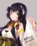  bad_id bad_nicoseiga_id banned_artist black_hair bow breasts cleavage detached_sleeves dress green_dress grey_background grey_eyes hair_ornament hair_ribbon kantai_collection kyara36 large_bow long_hair looking_at_viewer medium_breasts mizuho_(kantai_collection) ribbon simple_background smile solo translation_request twitter_username upper_body 