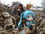  :&lt; camouflage cosplay figure hatsune_miku hatsune_miku_(cosplay) hiiragi_kagami leaf maritan multiple_girls nendoroid photo pixel_maritan sweatdrop vocaloid 