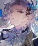  1boy ascot bishounen blue_brooch blue_eyeliner blue_eyeshadow blue_gemstone blue_hair eyeliner eyeshadow gem genshin_impact grey_hair hair_ornament highres long_hair makeup male_focus multicolored_hair neuvillette_(genshin_impact) pink_eyes pointy_ears portrait smile solo streaked_hair white_ascot yonaga_tsuki25 