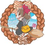  1girl black_robe blush blush_stickers border bow broom broom_riding brown_eyes brown_hair cat charm_(object) chibi copyright_name grey_cat hair_bow hozumiaka jiji_(majo_no_takkyuubin) kiki_(majo_no_takkyuubin) looking_ahead majo_no_takkyuubin nose_blush open_mouth red_bow robe short_hair signature teeth upper_teeth_only white_border wreath yellow_bag 