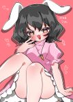  1girl :3 :d absurdres animal_ears black_hair breasts carrot_necklace commentary_request dress hand_up heart heart-shaped_pupils highres inaba_tewi jewelry knees_up komugi_zora medium_breasts medium_hair mesugaki necklace open_mouth pink_dress puffy_short_sleeves puffy_sleeves rabbit_ears rabbit_girl red_background red_eyes short_sleeves simple_background sitting smile solo symbol-shaped_pupils touhou 