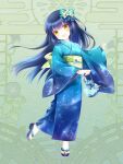 1girl :d blue_hair blue_kimono bow dairoku_ryouhei full_body green_background hair_bow holding_kinchaku japanese_clothes kimono kinchaku long_sleeves looking_at_viewer miyu_(tw) obi pouch rosalia_moondrop sandals sash smile solo standing star_(symbol) star_print wide_sleeves yukata 