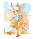  1boy aged_down alternate_costume animal_bag aqua_horns aqua_shirt baby_animal bag bare_arms bird blank_speech_bubble blue_eyes blue_scales blue_skin bolu_agnes boots border bow bracelet braid brown_boots buckle casual chick child chinese_commentary closed_mouth collared_shirt colored_extremities colored_skin commentary_request contrast_collar dragon_boy dragon_horns dragon_tail expressionless eyelashes full_body gold_bracelet hair_bow hand_on_own_chest highres horns infinity_nikki jewelry kneehighs light_frown long_hair male_focus meghill_(infinity_nikki) multicolored_skin nikki_(series) orange_background orange_shorts outside_border parksolian_(infinity_nikki) pointy_ears red_bow shadow shirt short_sleeves shorts shoulder_bag single_braid socks solo speech_bubble tail two-tone_skin walking white_border white_hair white_socks yellow_bag yellow_shorts 