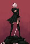  1girl 2b_(nier:automata) 4boys 9s_(nier:automata) back_cutout black_dress black_hairband black_thighhighs clothing_cutout commentary dress from_behind hairband highres holding holding_sword holding_weapon juliet_sleeves long_sleeves multiple_boys nier:automata nier_(series) pile_of_corpses puffy_sleeves red_background short_dress side_slit sword thighhighs titann weapon white_hair 