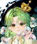  1girl androgynous arched_crown cape chinese_commentary closed_mouth collared_shirt commentary_request crown earrings eyelashes flower forest frilled_sleeves frills gold_crown gold_earrings green_hair hair_between_eyes highres holding holding_flower hoop_earrings infinity_nikki jewelry light_blush light_particles lipstick long_hair long_sleeves looking_at_viewer makeup mini_crown nature nikki_(series) outdoors parted_bangs pink_lips rose_of_sharon seli_(yzjmzzr) shirt side_cape single_sidelock smile solo tree twilight_oath_(infinity_nikki) upper_body wavy_hair white_cape white_flower yellow_eyes yellow_shirt 