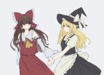  2girls apron ascot black_hat black_skirt black_vest blonde_hair bow braid brown_eyes brown_hair chinese_commentary commentary_request detached_sleeves frilled_bow frilled_hair_tubes frills grey_background hair_bow hair_tubes hakurei_reimu hat hat_bow highres holding_another's_wrist kirisame_marisa long_hair mixed-language_commentary multiple_girls open_mouth puffy_short_sleeves puffy_sleeves red_bow red_skirt rescc_(089) short_sleeves side_braid simple_background single_braid skirt skirt_set touhou vest waist_apron white_apron white_bow witch_hat yellow_ascot yellow_eyes yuri 