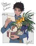  1boy 2024 artist_name black_hair blue_eyes blue_jacket border bouquet box character_name closed_mouth commentary_request dated dungeon_meshi flower gift gift_box grey_background happy_birthday highres holding holding_bouquet jacket kabru light_smile male_focus reading short_hair signature solo tan upper_body white_border yellow_flower yon_yosi 
