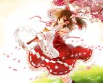  arm_up bad_id bad_pixiv_id bare_shoulders bow brown_eyes brown_hair cherry_blossoms detached_sleeves foreshortening gohei hair_bow hair_tubes hakurei_reimu kusukoni_melco long_hair looking_at_viewer petals ponytail ribbon solo touhou wide_sleeves 