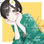  1girl araragi_tsukihi bakemonogatari black_hair border bow closed_mouth commentary_request cowboy_shot egg_hair_ornament food-themed_hair_ornament green_kimono grey_eyes hair_ornament hands_on_own_cheeks hands_on_own_face japanese_clothes kimono light_smile looking_at_viewer monogatari_(series) nozawa_(nooo1709) outside_border parted_bangs short_hair simple_background solo very_short_hair white_border yellow_background yellow_bow yukata 
