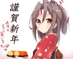  amano_kouki brown_eyes commentary_request hachimaki happy_new_year headband japanese_clothes kantai_collection kimono looking_at_viewer new_year omelet ponytail silver_hair smile solo tamagoyaki translated zuihou_(kantai_collection) 