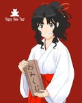  alternate_costume alternate_hairstyle amagami black_eyes black_hair box container grin hair_ribbon hakama happy_new_year holding holding_box japanese_clothes kimono long_hair looking_at_viewer messy_hair miko new_year omikuji ponytail red_background red_hakama red_ribbon ribbon sidelocks simple_background smile solo takemi_kaoru tanamachi_kaoru 