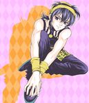  argyle argyle_background baitu full_body green_eyes hairband jojo_no_kimyou_na_bouken male_focus narancia_ghirga outline purple_hair sitting smile solo wristband 