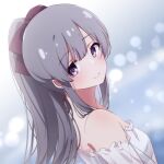  1girl alternate_hairstyle bare_shoulders blue_background blurry blurry_background blush bow breasts closed_mouth depth_of_field dot_nose from_side grey_hair hair_bow hair_ribbon highres idolmaster idolmaster_shiny_colors long_hair looking_at_viewer medium_breasts off-shoulder_shirt off_shoulder ponytail purple_eyes purple_ribbon reikakrzk ribbon shirt sidelocks smile solo upper_body white_shirt yukoku_kiriko 