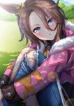 1girl animal_ears asymmetrical_clothes asymmetrical_pants blue_eyes blush brown_hair commentary_request denim fur-trimmed_jacket fur_trim grass hair_between_eyes horse_ears horse_girl horseshoe jacket jeans knees_up long_sleeves looking_at_viewer narita_taishin_(nevertheless)_(umamusume) narita_taishin_(umamusume) otono_(bkt4b) outdoors pants parted_lips pink_jacket shirt short_hair single_pantsleg sitting solo torn_clothes torn_jeans torn_pants umamusume yellow_shirt 
