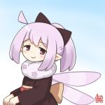 1girl ahoge artist_logo blue_background bow brown_bow brown_eyes brown_kimono commentary_request fairy fairy_wings from_side fur-trimmed_kimono fur_trim hair_bow japanese_clothes kimono kitagawa_suigetsu logo looking_at_viewer orange_sash original pink_wings pointy_ears ponytail purple_hair red_bow smile solo trian_(kitagawa_suigetsu) upper_body white_background wings 