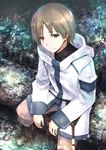  brown_eyes brown_hair cloak hai_to_gensou_no_grimgar highres hood hooded_cloak male_focus manato_(grimgar) mankun sitting smile solo tree_stump turtleneck 