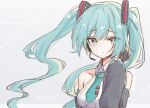  1girl bare_shoulders black_sleeves blue_eyes blue_hair blush bright_pupils closed_mouth collared_shirt commentary_request detached_sleeves double-parted_bangs green_necktie grey_background hand_up hatsune_miku long_hair long_sleeves looking_at_viewer necktie shirt short_necktie simple_background sleeveless sleeveless_shirt solo tie_clip twintails upper_body vocaloid white_pupils white_shirt zhong_xiansheng 