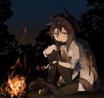  1girl absurdres animal_ears belt black_belt black_boots black_gloves black_pants boots bright_pupils brown_hair campfire coat coat_on_shoulders collared_shirt commentary_request dot_nose ear_covers elbow_on_knee fingerless_gloves food gloves hair_between_eyes hand_on_own_chin highres holding holding_food holding_skewer hood hooded_coat horse_ears horse_girl horse_tail knee_up lace-up_boots long_hair looking_at_viewer low_ponytail midriff_peek multicolored_hair on_ground open_collar outdoors pants ponytail purple_eyes shirt shish_kebab single_fingerless_glove sitting skewer sky smile solo star_(sky) starry_sky stay_gold_(sunlit_outsider)_(umamusume) stay_gold_(umamusume) streaked_hair tail torn_clothes torn_coat tree twilight umamusume untucked_shirt usetsu_illust white_shirt white_streaks yellow_coat 