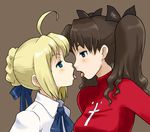  abe_jun ahoge artoria_pendragon_(all) bad_id bad_pixiv_id black_hair blonde_hair blue_eyes brown_background eye_contact face-to-face fate/stay_night fate_(series) imminent_kiss looking_at_another multiple_girls profile saber tongue tongue_out toosaka_rin twintails yuri 