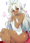  1girl ahoge blush collarbone covering dark_skin granblue_fantasy highres holding long_hair looking_away nose_blush nude_cover red_eyes simple_background sitting solo spoken_ellipsis towel translation_request trembling twitter_username unadon white_background white_hair zooey_(granblue_fantasy) 