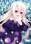  1girl :d absurdres blurry blush bokeh capelet coat depth_of_field fate/kaleid_liner_prisma_illya fate_(series) fur_trim happy highres illyasviel_von_einzbern lens_flare long_hair looking_at_viewer open_mouth red_eyes scarf smile solo tekku_(07201115) white_hair winter_clothes winter_coat 
