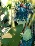  arm_wrap blue_eyes blue_hair dappled_sunlight emje_(uncover) japanese_clothes leaf male_focus plant ponytail sayo_samonji solo sunlight touken_ranbu 