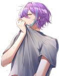  1boy aqua_hair clothes_lift grey_shirt highres kamishiro_rui male_focus midriff multicolored_hair project_sekai purple_hair shirt shirt_lift short_hair short_sleeves solo wanderlands_k yellow_eyes 