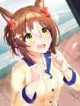  1girl absurdres animal_ears blurry blush bokeh brown_hair clover_hair_ornament commentary_request depth_of_field drooling fine_motion_(umamusume) green_eyes hair_between_eyes hair_ornament hands_up highres horse_ears horse_girl jewelry light_rays mouth_drool multicolored_hair necklace ollk_imananji3g open_mouth shirt solo sparkle streaked_hair umamusume upper_body white_streaks yellow_shirt 