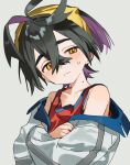  1boy ahoge bare_shoulders black_hair blush crossed_arms crossed_bangs grey_background hair_between_eyes hairband highres jacket kieran_(pokemon) looking_at_viewer male_focus mole mole_on_neck multicolored_hair off_shoulder pokemon pokemon_scarlet_and_violet pokesudal purple_hair red_shirt shirt short_hair simple_background sleeveless sleeveless_shirt solo white_jacket yellow_eyes yellow_hairband 