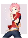  1boy blue_eyes cosplay fighting_stance grey_background grin idolmaster idolmaster_side-m kabuto_daigo kizaki_ren kizaki_ren_(cosplay) looking_at_viewer male_focus pink_hair simple_background smile solo 