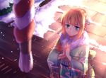  ahoge artoria_pendragon_(all) blonde_hair braid closed_mouth fate/stay_night fate_(series) flower french_braid gogatsu_fukuin green_eyes hair_flower hair_ornament hands_together highres japanese_clothes kimono light_particles light_smile obi outdoors palms_together saber sash shrine solo sunlight 