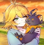  ;d ahoge alternate_costume aqua_sweater baby_carry blonde_hair carrying creature doki_amber_doge_(dokibird) dokibird_(vtuber) double-parted_bangs feather_hair green_eyes hengi_hengi highres holding holding_creature indie_virtual_youtuber long_sidelocks looking_at_creature medium_hair one_eye_closed orange_eyes outdoors screentones sidelocks smile sunset sweater upper_body virtual_youtuber 