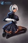  1girl 2b_(nier:automata) artist_logo artist_name ass astrowolf back_cutout black_blindfold black_dress black_hairband black_thighhighs blindfold boots breasts clothing_cutout commentary covered_eyes dress feather-trimmed_sleeves feather_trim from_behind gloves hairband highleg highleg_leotard highres juliet_sleeves kneeling large_breasts leotard logo long_sleeves looking_at_viewer medium_breasts mole mole_under_mouth nier nier:automata nier_(series) puffy_sleeves short_hair sideboob smile solo thighhighs thighhighs_under_boots thighs thong_leotard white_hair white_leotard 