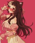  1girl ahoge bare_shoulders breasts brown_hair cleavage commentary detached_sleeves from_side heart heart-shaped_eyewear highres indie_virtual_youtuber large_breasts long_hair looking_at_viewer momote momote_(vtuber) multicolored_hair pink_background red_eyes skirt skunk_ears skunk_girl solo sunglasses two-tone_hair untranslatable_commentary virtual_youtuber white_hair yellow_skirt 