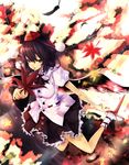  absurdres black_hair black_wings fan feathers flying geta hat highres leaf looking_down muso-comet purple_eyes shameimaru_aya short_hair skirt smile socks solo tengu-geta tokin_hat touhou wings 